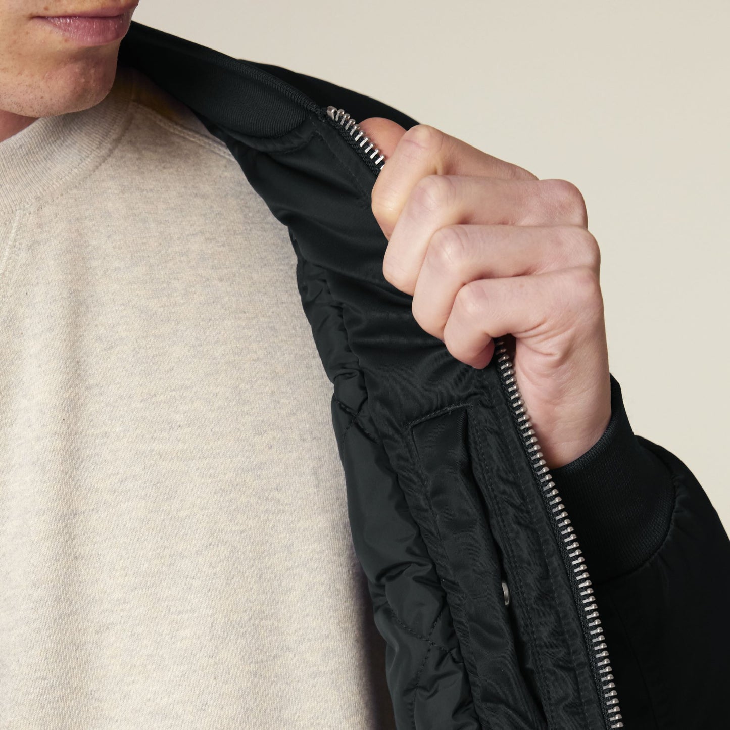 PALZ_Fliegerjacke_mit_gestickten_Logo_schwarz_Detail_3