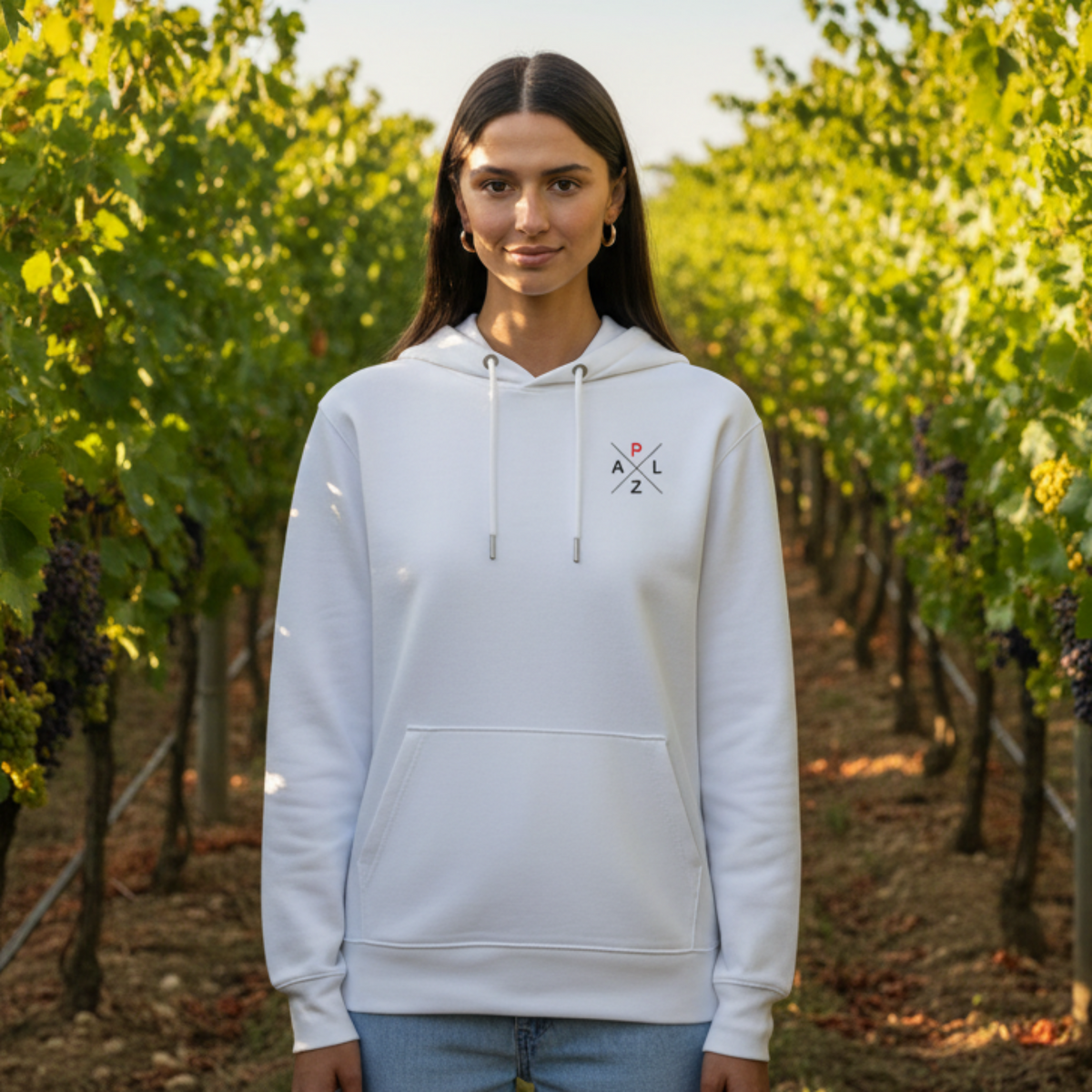 PALZ_Premium_hoodie_in der farbe weiss aus Bio-Baumwolle mit dezent gesticktem Pfälzer Logo auf der Brust