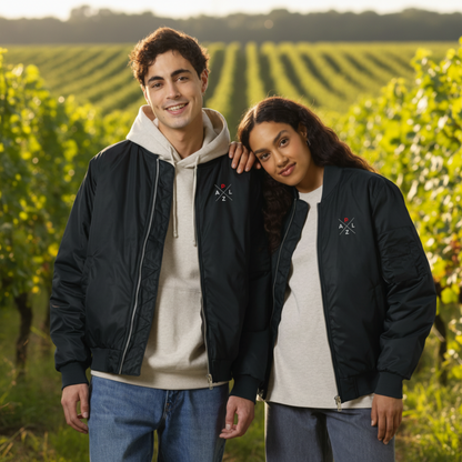 edle-schwarze-palz-fliegerjacke-aus-bio-baumwolle-und-recyceltem-polyester-mit-dezent-gesticktem-markenlogo-auf-der-brust