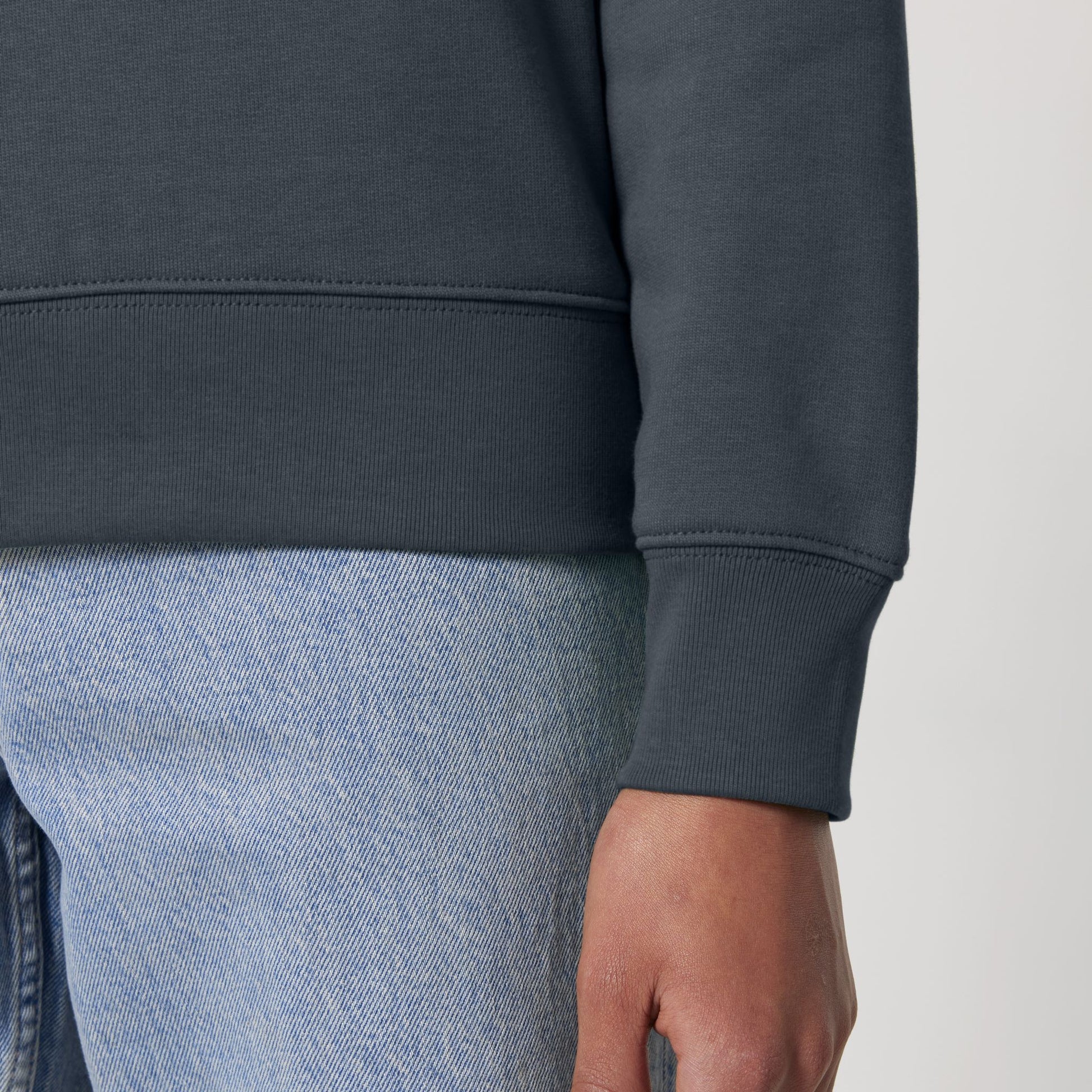 PALZ_Sweater_mit_gestickten_Markenlogo_dunkelgrau_Detail