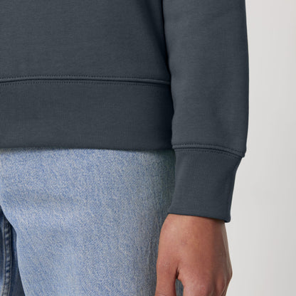 PALZ_Sweater_mit_gestickten_Markenlogo_dunkelgrau_Detail